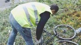 La bicicletta del giovane corridore finita nel fosso. Più a destra la Panda con la quale si è scontrato portata via da un carroattrezzi