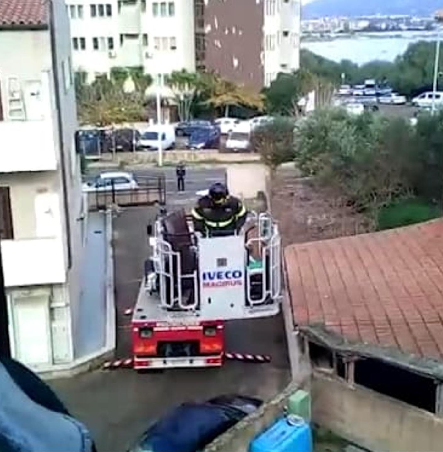 Si incendia l’appartamento: in ospedale 4 intossicati 