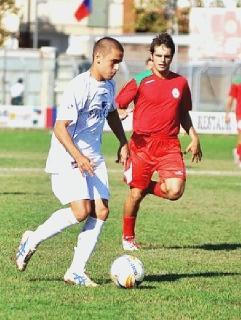Nicolò Piombino conquista la palla a centrocampo