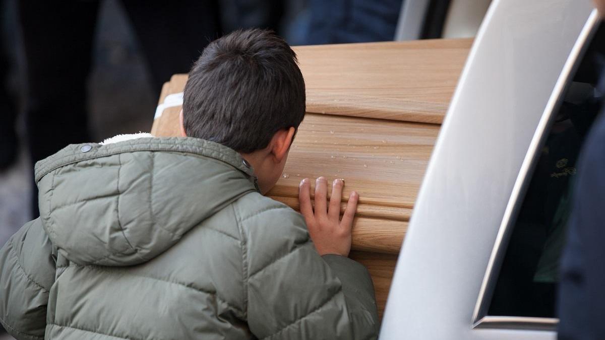 L'ultimo bacio per la mamma, Alghero in lacrime ai funerali di Michela Fiori