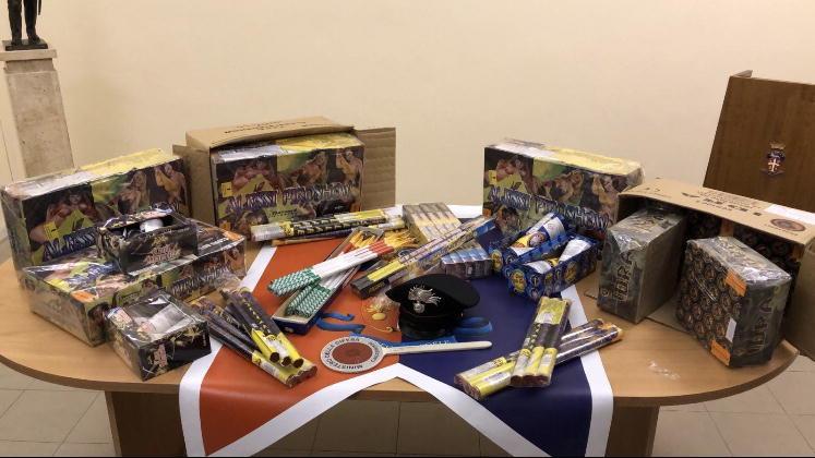 I fuochi artificiali sequestrati dai carabinieri nel Macrolotto