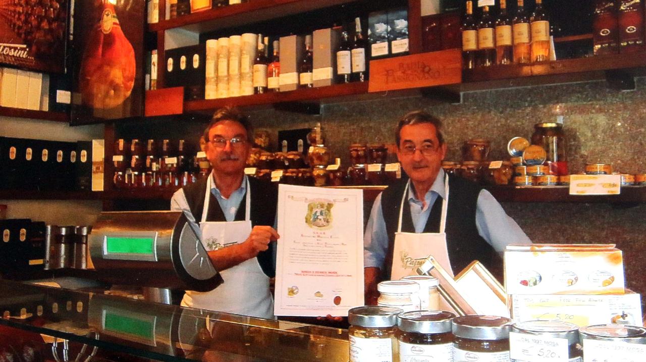Franco e Mario Mosa dietro il banco della loro alimentari di via Fratti