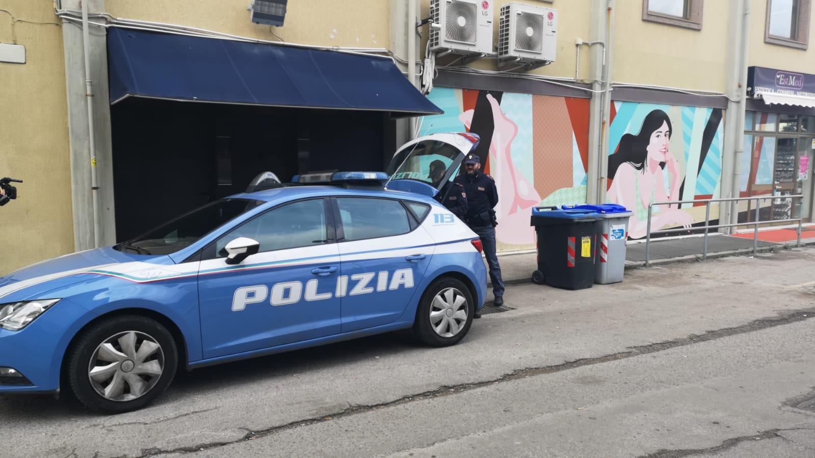 La polizia davanti al Touch dopo l'accoltellamento del buttafuori