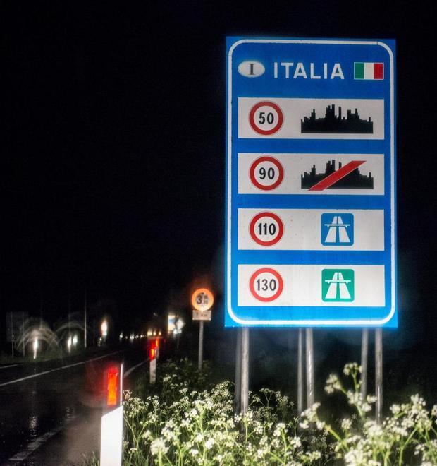 Nascosti nei camion scaricati nella nebbia: l’odissea afghana 