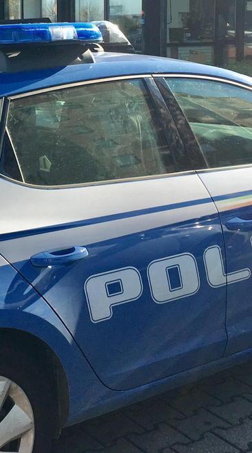 Agente fuori servizio vede i ladri e sventa il furto 