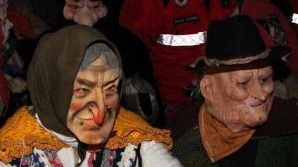 Torna la storica Pefana: tradizionali case aperte e metri di salsicce