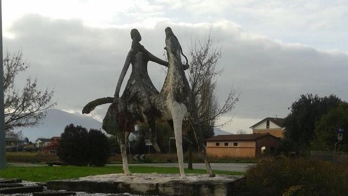 Statua di Garibaldi da salvare «Basta un po’ di antimuffa»