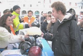 La consegna dei padellini lo scorso anno in piazza Grande