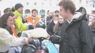 La consegna dei padellini lo scorso anno in piazza Grande