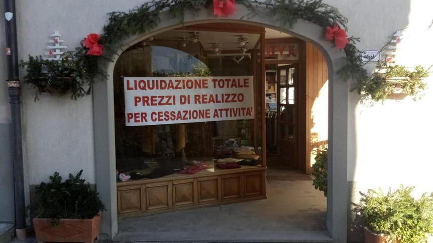 Chiudono il negozio e donano la merce a chi ha più bisogno