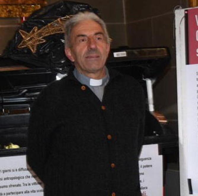 La natività nel cassonetto divide la Chiesa Giovane prete all’attacco di don Armando 