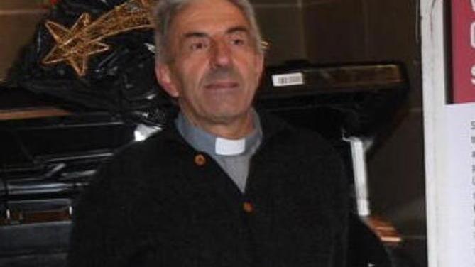 La natività nel cassonetto divide la Chiesa Giovane prete all’attacco di don Armando