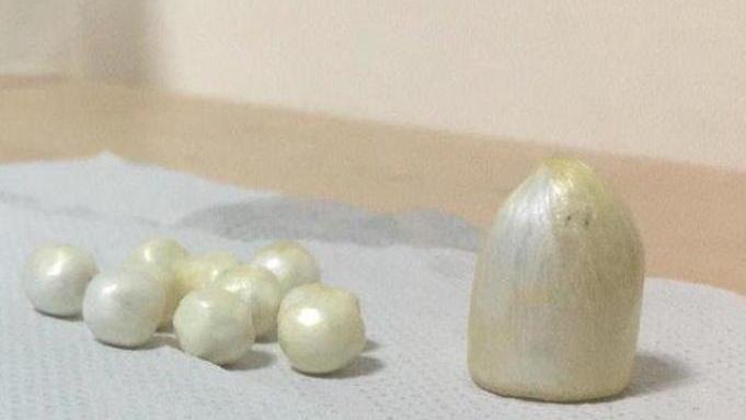 Ingoia undici ovuli di eroina e picchia un agente: arrestato