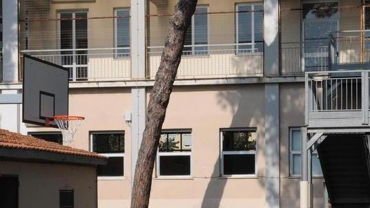 Un montascale nella scuola e nuovi giochi per i bambini
