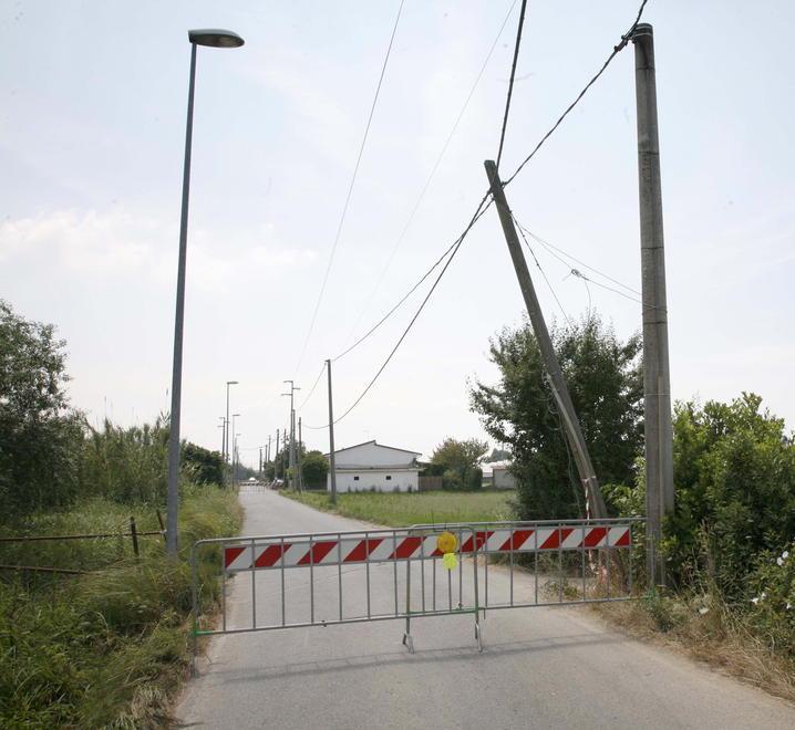Pali piegati e polemiche