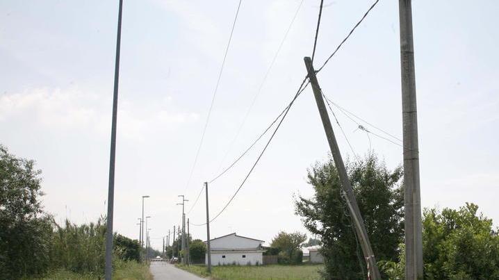 Pali piegati e polemiche