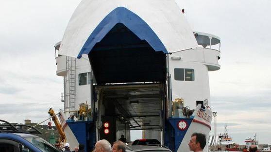 Paura sul traghetto per una bimba di 17 mesi