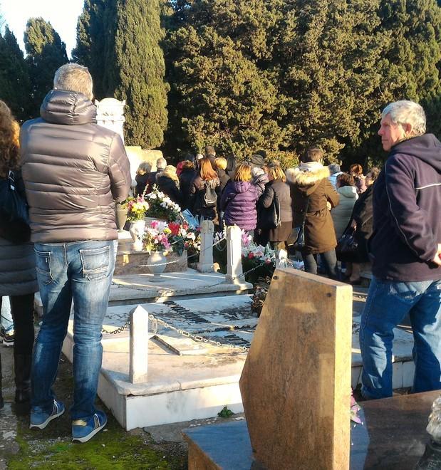 Fiori bianchi sulla bara, la folla dà l’addio a Patrizia 