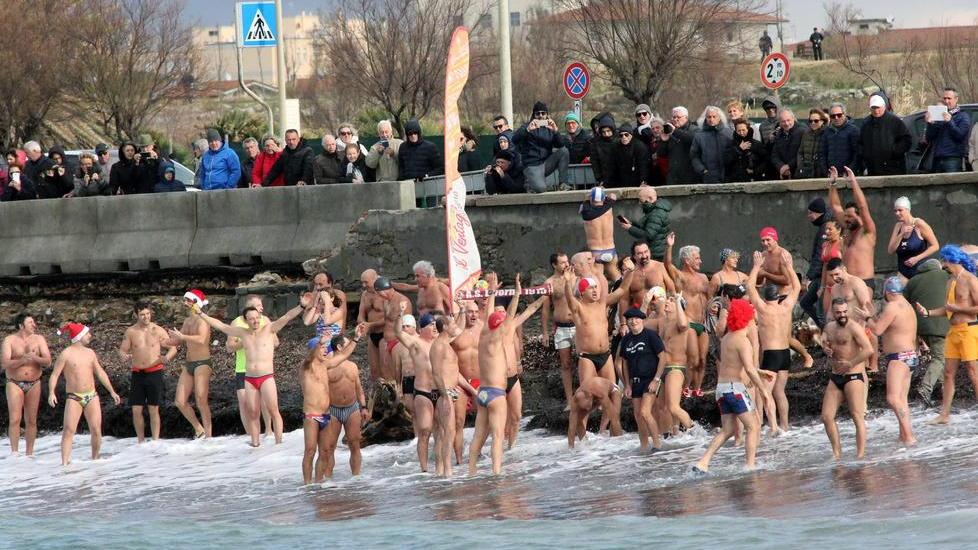 Cuffietta e costume gli Amici del mare tra nuotata e sup Attese 150 persone