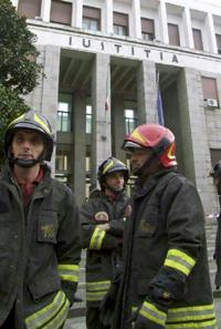 Allarme bomba al tribunale - fotoevacuato il palazzo, centinaia in strada