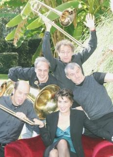 La Banda Osiris, nella foto insieme a Serena Dandini, i musicisti ospiti fissi della trasmissione “Parla con me” apriranno la rassegna teatrale di Portoferraio il prossimo 8 gennaio