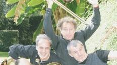 La Banda Osiris, nella foto insieme a Serena Dandini, i musicisti ospiti fissi della trasmissione “Parla con me” apriranno la rassegna teatrale di Portoferraio il prossimo 8 gennaio