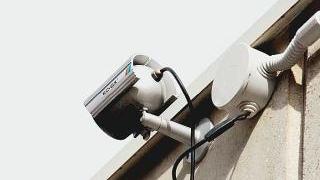 Una delle telecamere installate davanti alle scuole