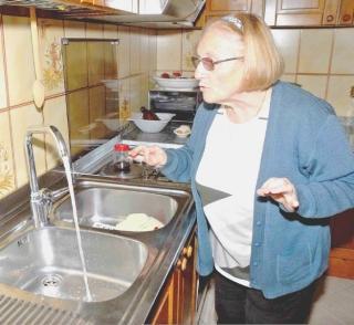 Lucia Rossi alle prese nella sua cucina di casa con i problemi causati dall’acqua troppo ricca di calcare