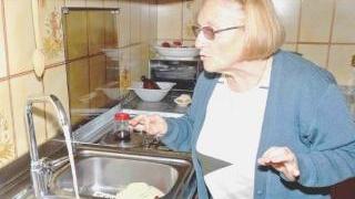 Lucia Rossi alle prese nella sua cucina di casa con i problemi causati dall’acqua troppo ricca di calcare