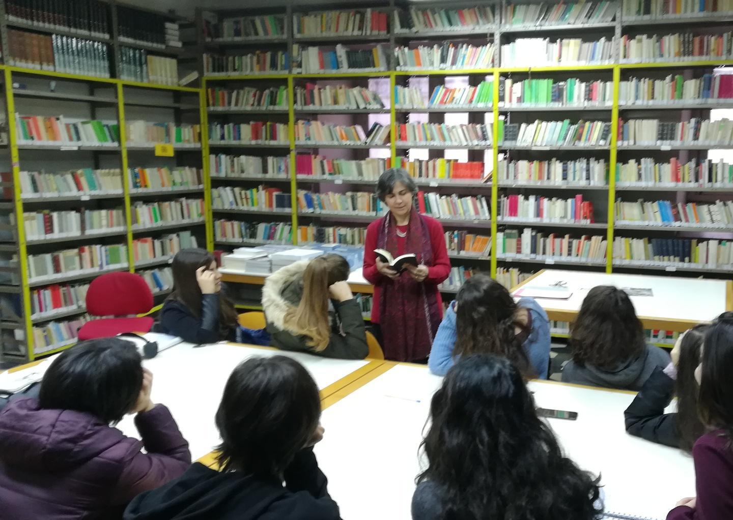 Una “biblioterapeuta” in azione al liceo Azuni