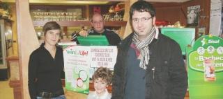 I titolari del bar pasticceria Sport 2000 festeggiano la vincita