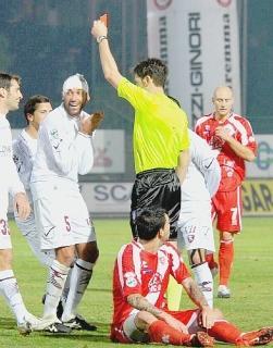 <strong>ROSSO.</strong> L’espulsione di Fusco dopo il fallo su Pinilla