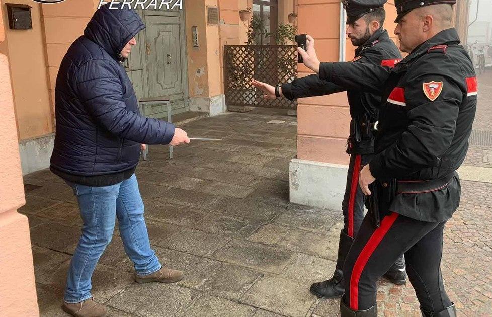 Genitori minacciati col coltello Il figlio bloccato con lo spray 