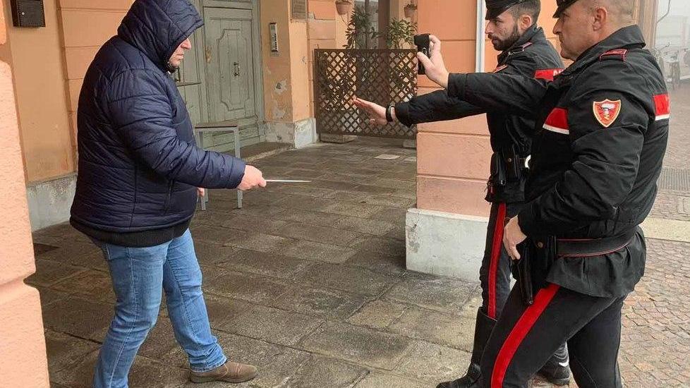 Genitori minacciati col coltello Il figlio bloccato con lo spray