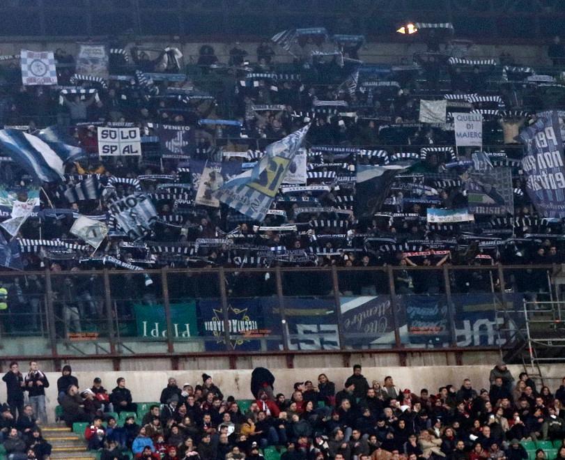 Canti e sfottò tra salvezza e lotta scudetto 