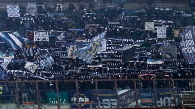 Canti e sfottò tra salvezza e lotta scudetto