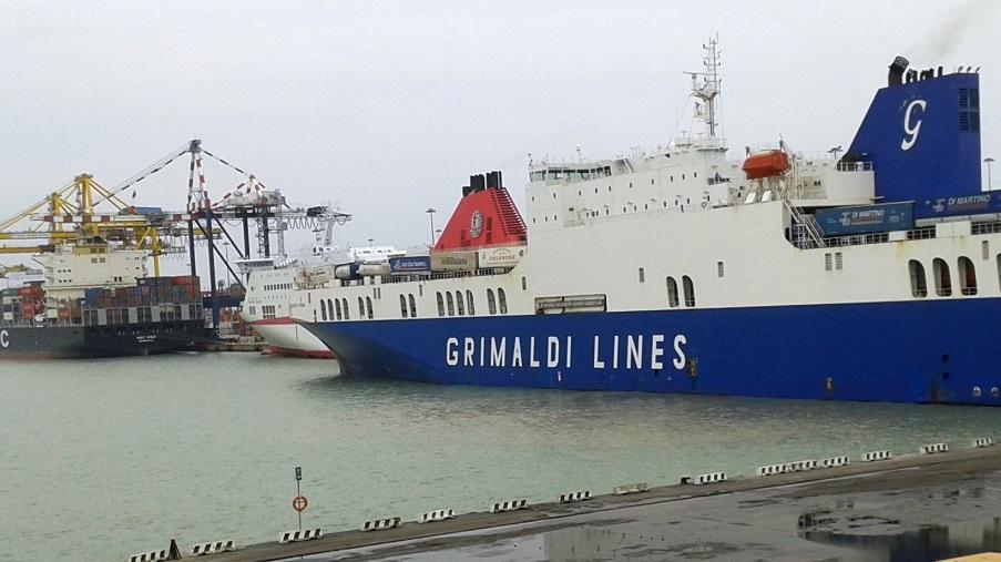 Una delle navi della flotta Grimaldi all'accosto in radice della Spoinda Ovest di Darsena Toscana