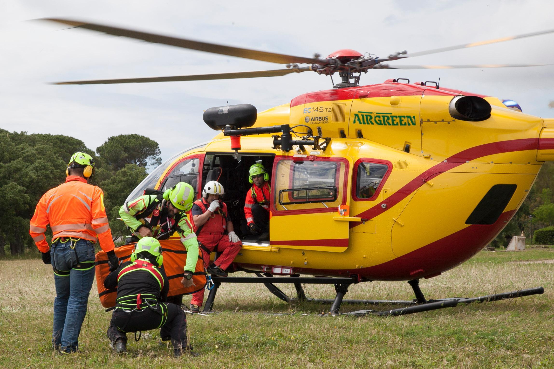 Erula, cade dalla scala mentre controlla il tetto e batte il capo: 45enne di Sassari grave 