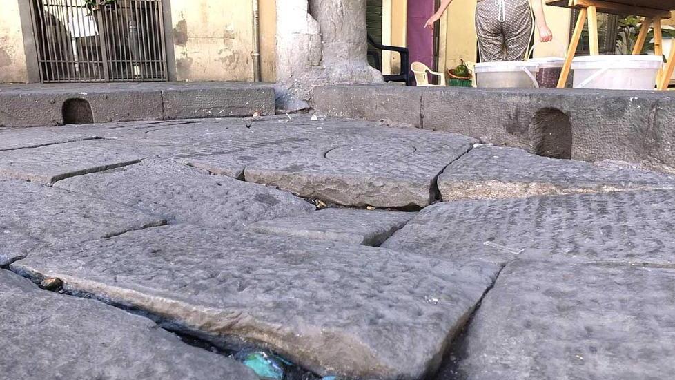 Cade su una pietra Comune risarcisce