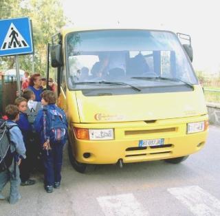 Un pulmino per il trasporto dei bimbi a scuola
