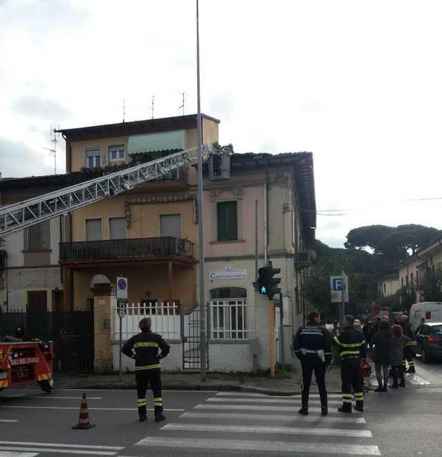 Crolla il tetto di una palazzina in via Coppino