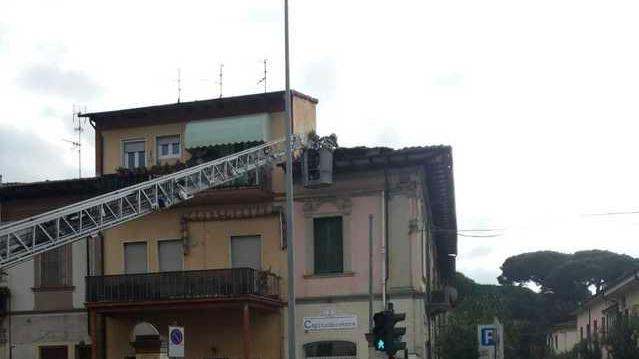Crolla il tetto di una palazzina in via Coppino