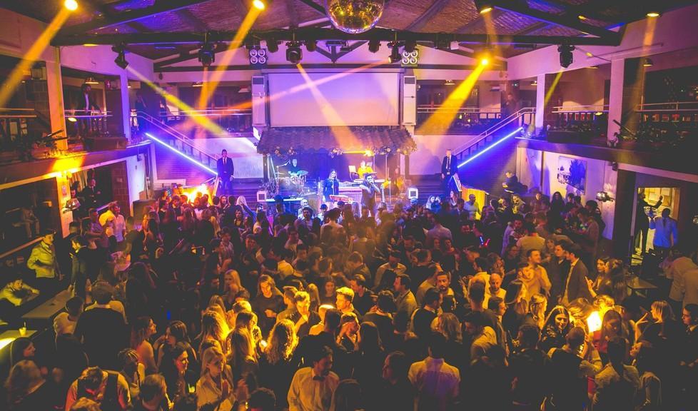 La Versilia brinda al 2019 ballando in discoteca 