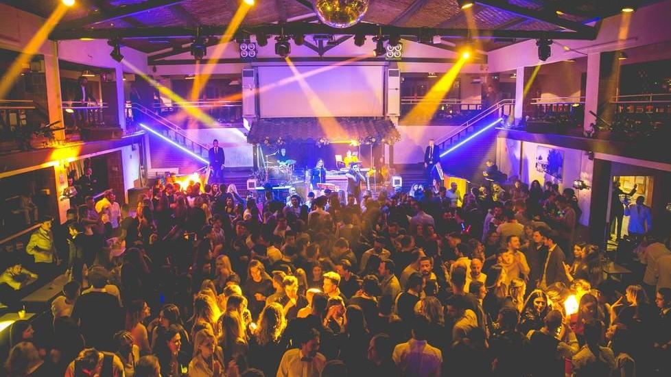 La Versilia brinda al 2019 ballando in discoteca