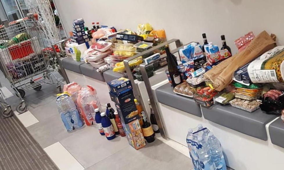 Rubano la spesa alla cassa salvatempo in tre ai domiciliari