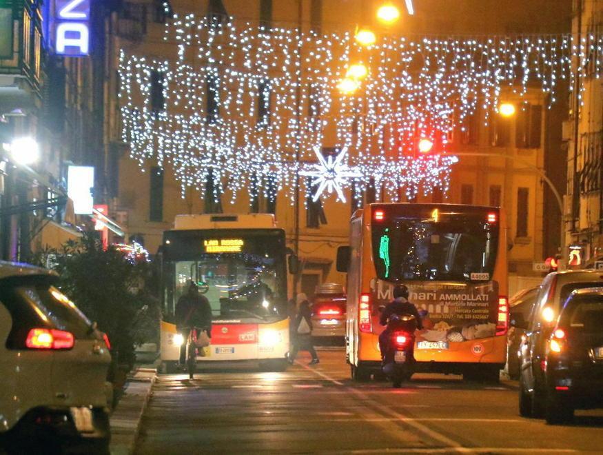 Nuove corsie protette per i bus con cordoli e telecamere 