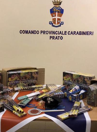 Sequestrati fuochi d’artificio nel negozio di telefonia 
