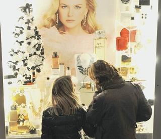 Una coppia davanti ad una vetrina: lo shopping domenicale è sempre più apprezzato