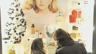 Una coppia davanti ad una vetrina: lo shopping domenicale è sempre più apprezzato