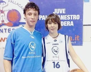 A sinistra i fratelli Doveri: Samuele è quello a sinistra David a destra. Qui sopra il gruppo degli Under 14 in un momento di festa per un successo ottenuto e, nella foto a destra tutto lo staff tecnico della Juve basket Pontedera, schierato al gran completo in campo durante la presentazione ufficiale